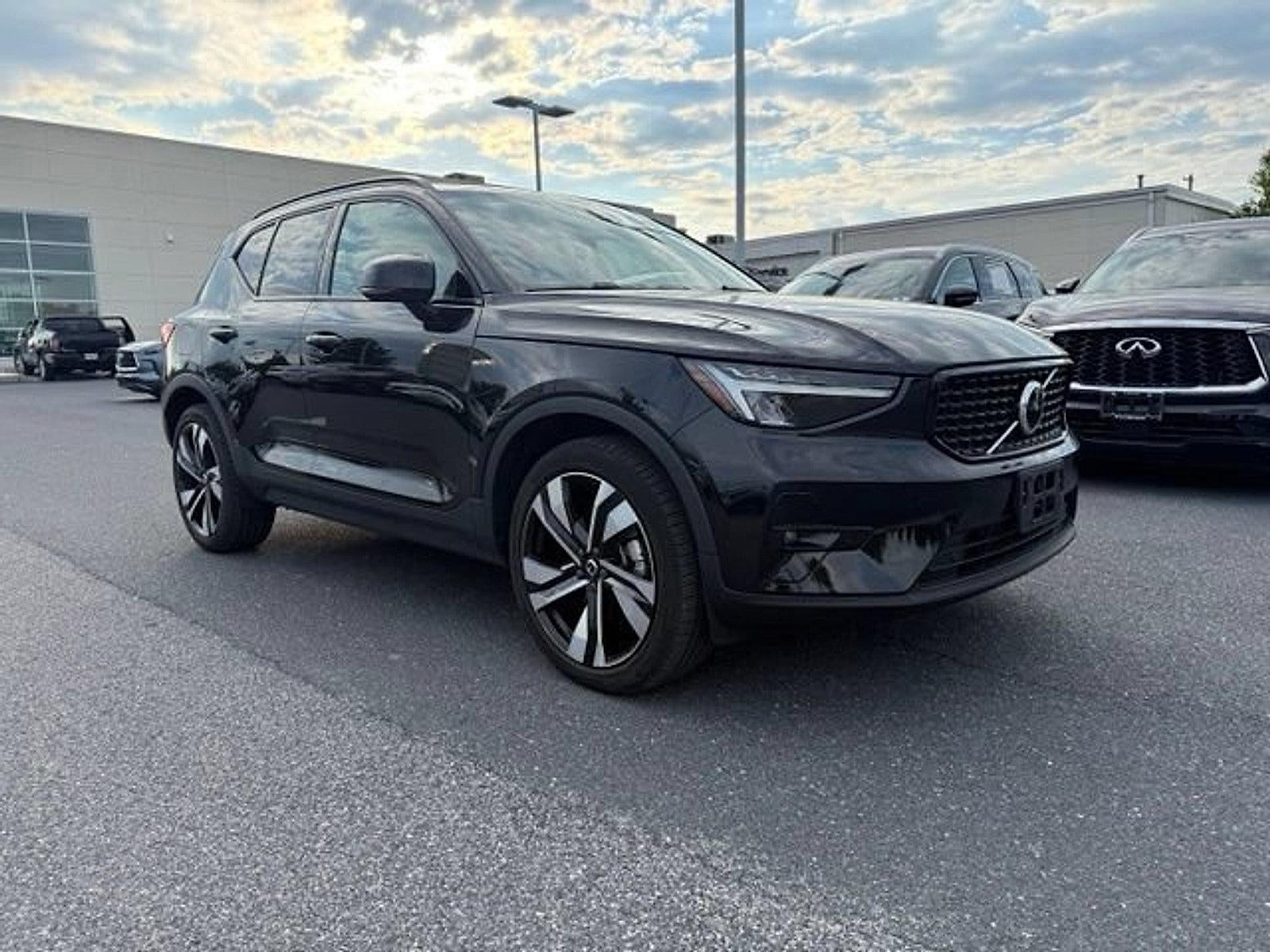 2023 Volvo XC40 B5 AWD Plus Dark Theme