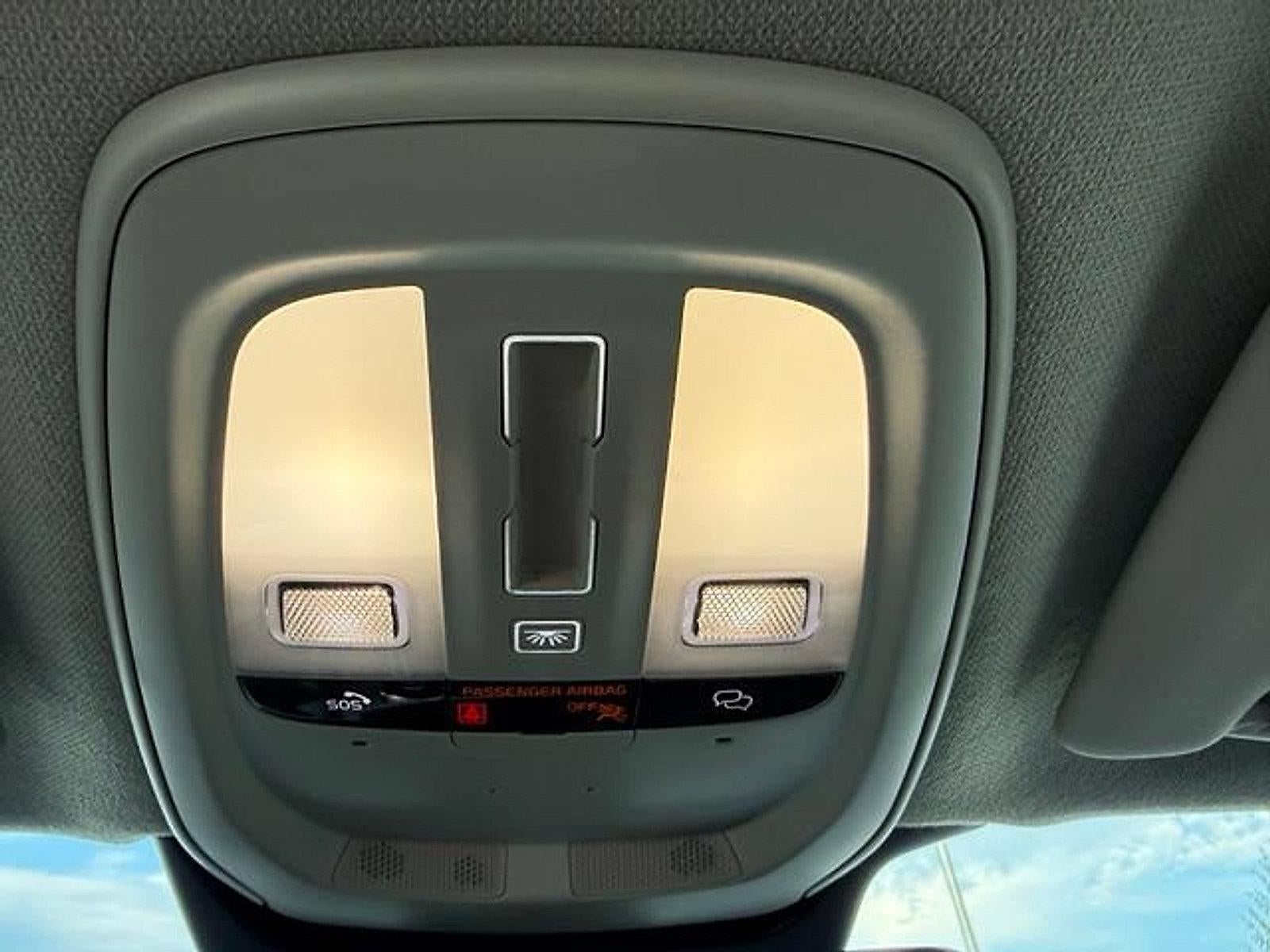 2023 Volvo XC40 B5 AWD Plus Dark Theme