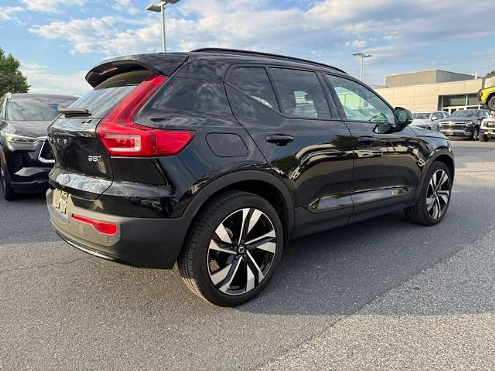 2023 Volvo XC40 B5 AWD Plus Dark Theme
