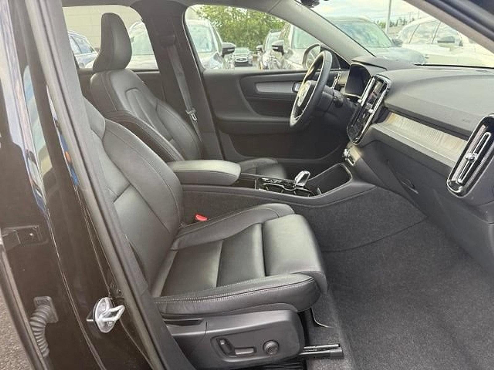 2023 Volvo XC40 B5 AWD Plus Dark Theme