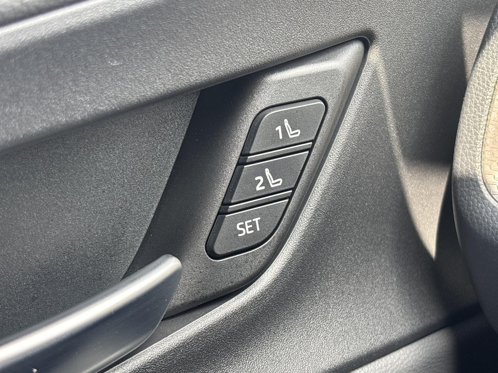 2025 Toyota Prius LE AWD (Natl)