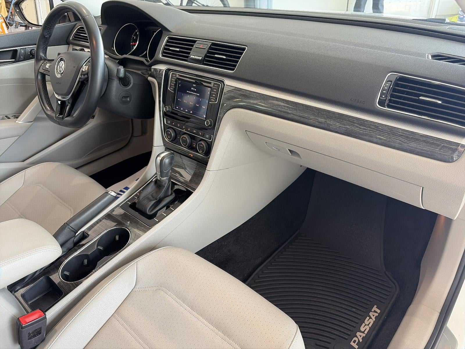 2018 Volkswagen Passat 2.0T SE w/Technology Auto