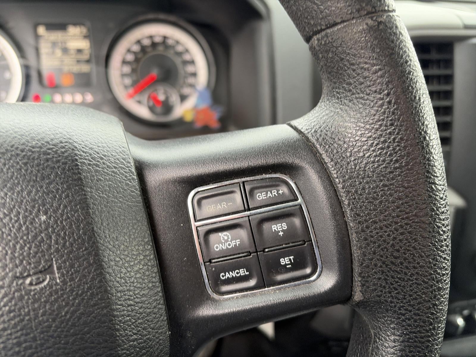 2017 RAM 1500 Express 4x4 Crew Cab 5'7" Box