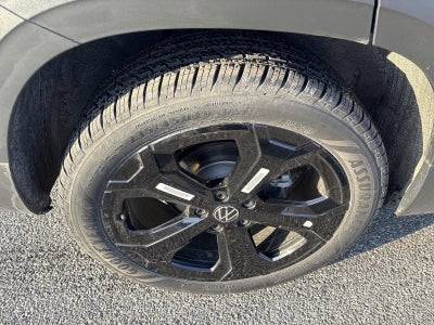 2025 Volkswagen Taos SE Black 4MOTION
