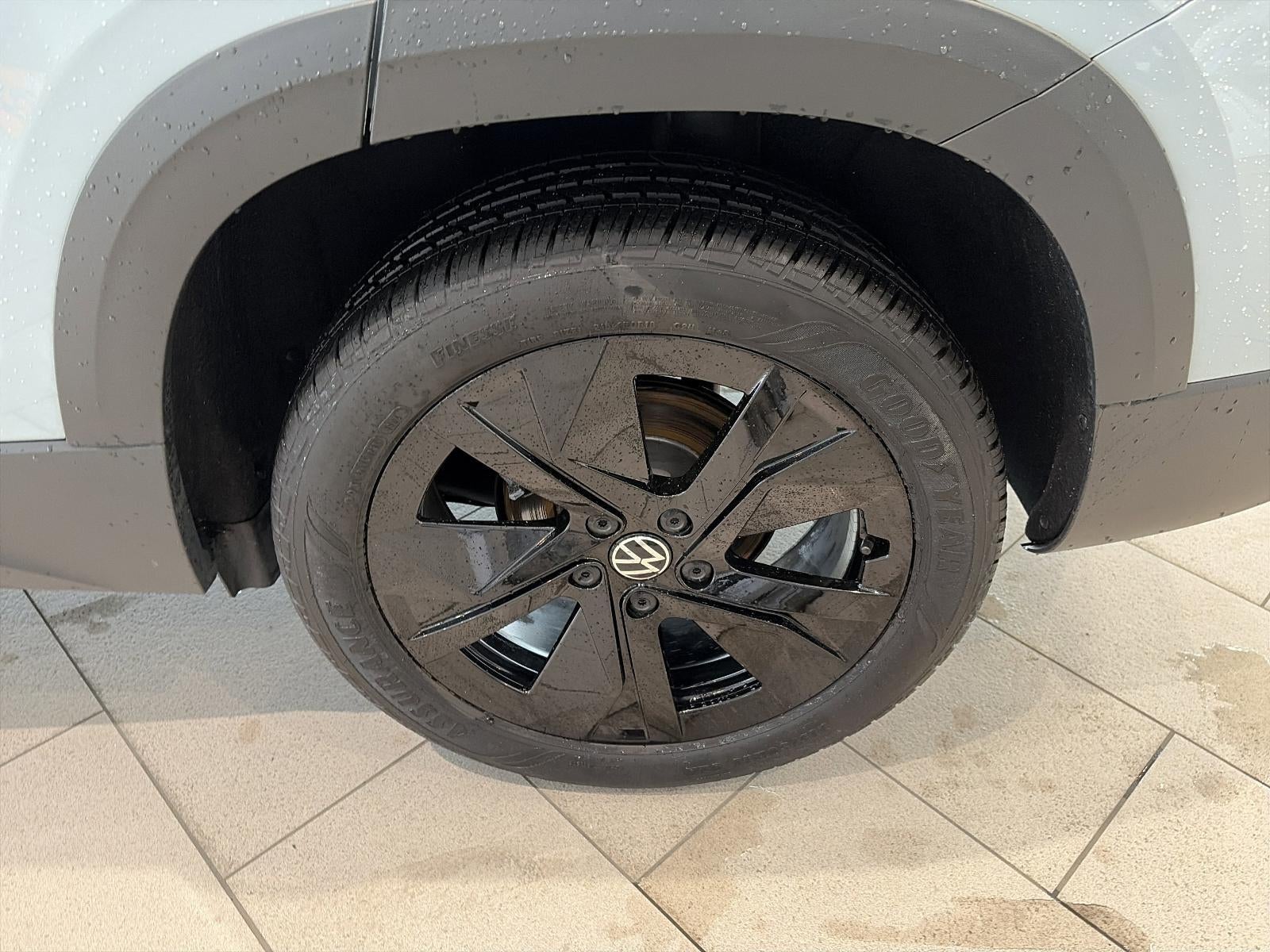 2025 Volkswagen Taos SE Black FWD