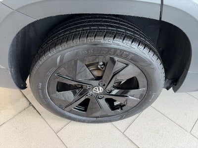 2025 Volkswagen Taos SE Black FWD