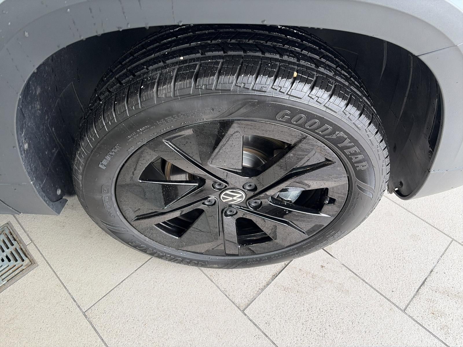 2025 Volkswagen Taos SE Black FWD