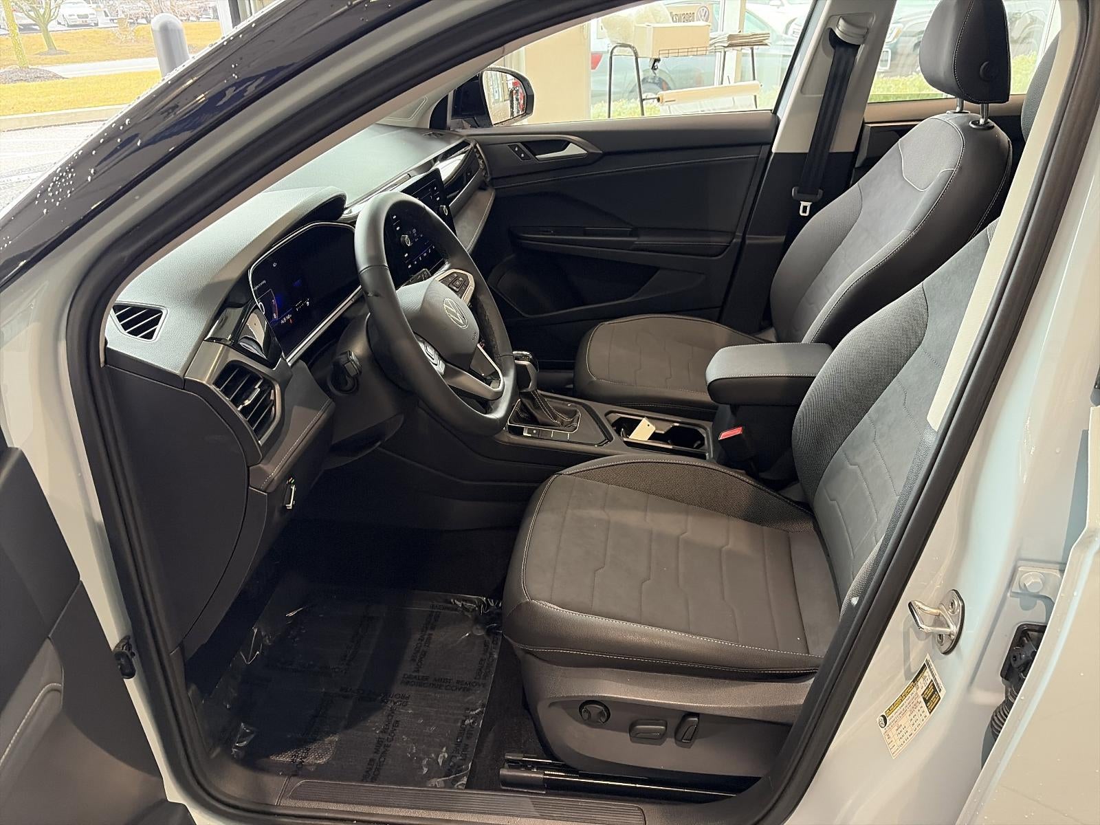 2025 Volkswagen Taos SE Black FWD