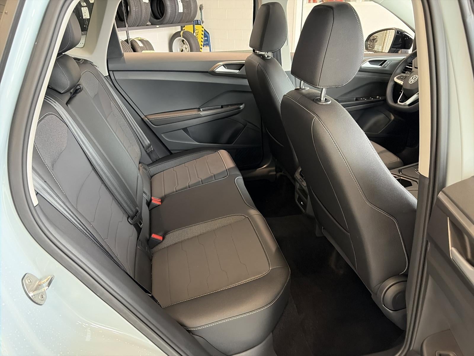 2025 Volkswagen Taos SE Black FWD