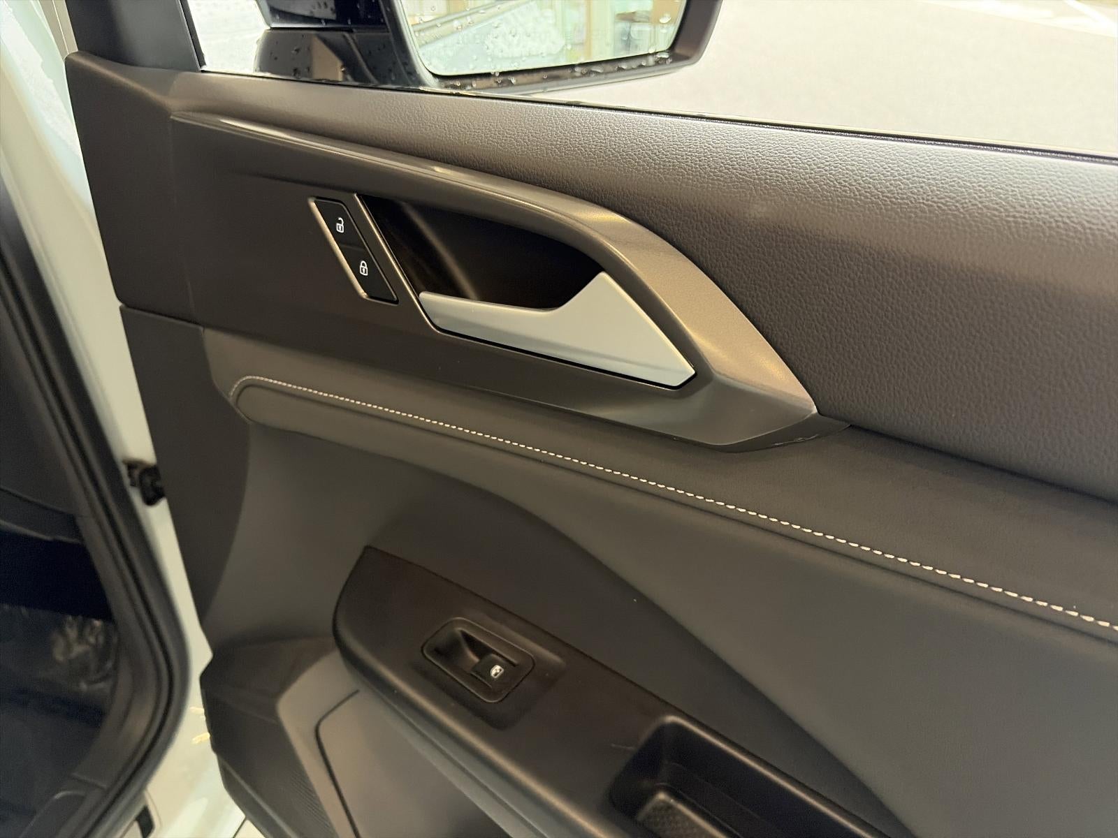 2025 Volkswagen Taos SE Black FWD