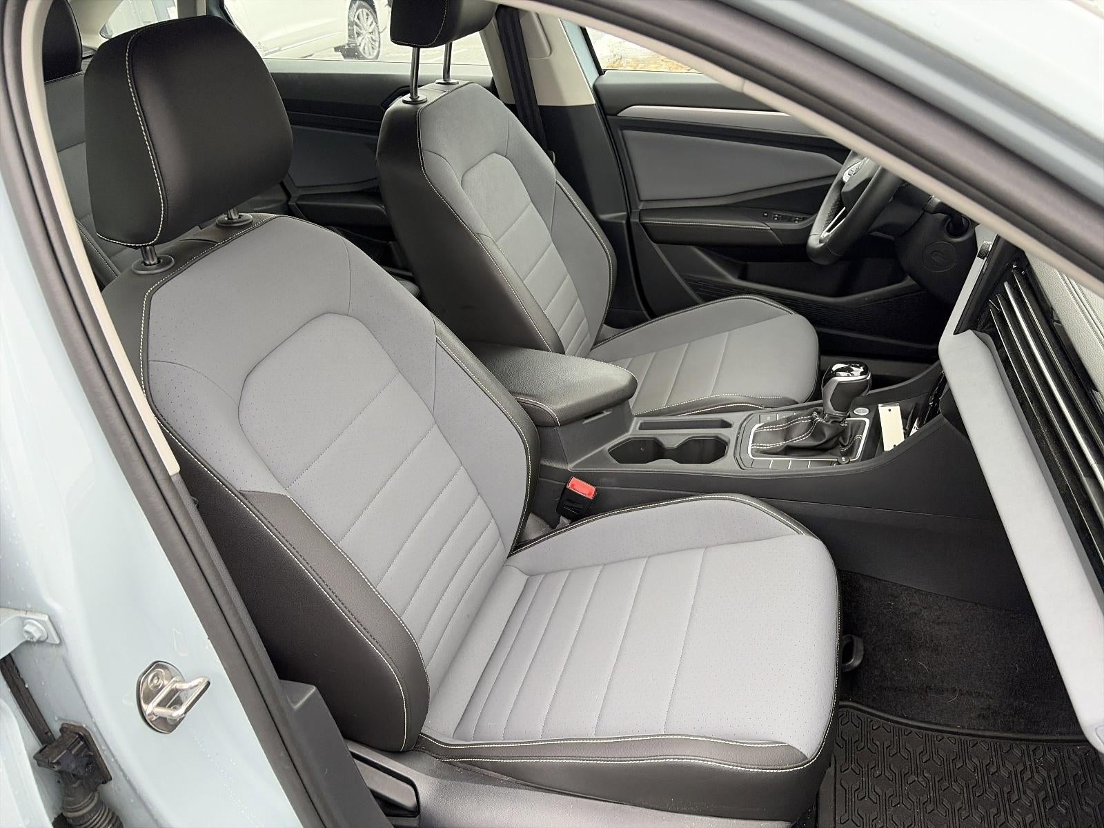 2025 Volkswagen Jetta SE Auto