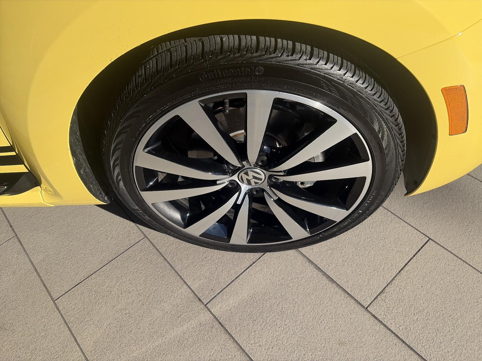 2014 Volkswagen Beetle 2dr DSG 2.0T Turbo R-Line PZEV