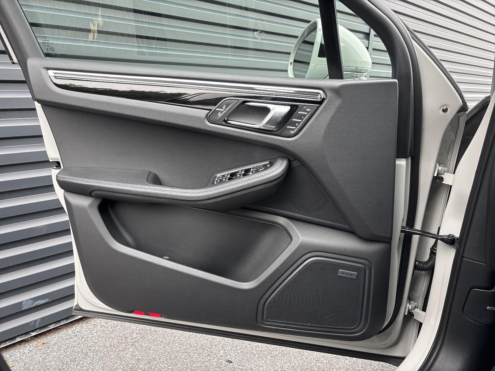 2025 Porsche Macan AWD