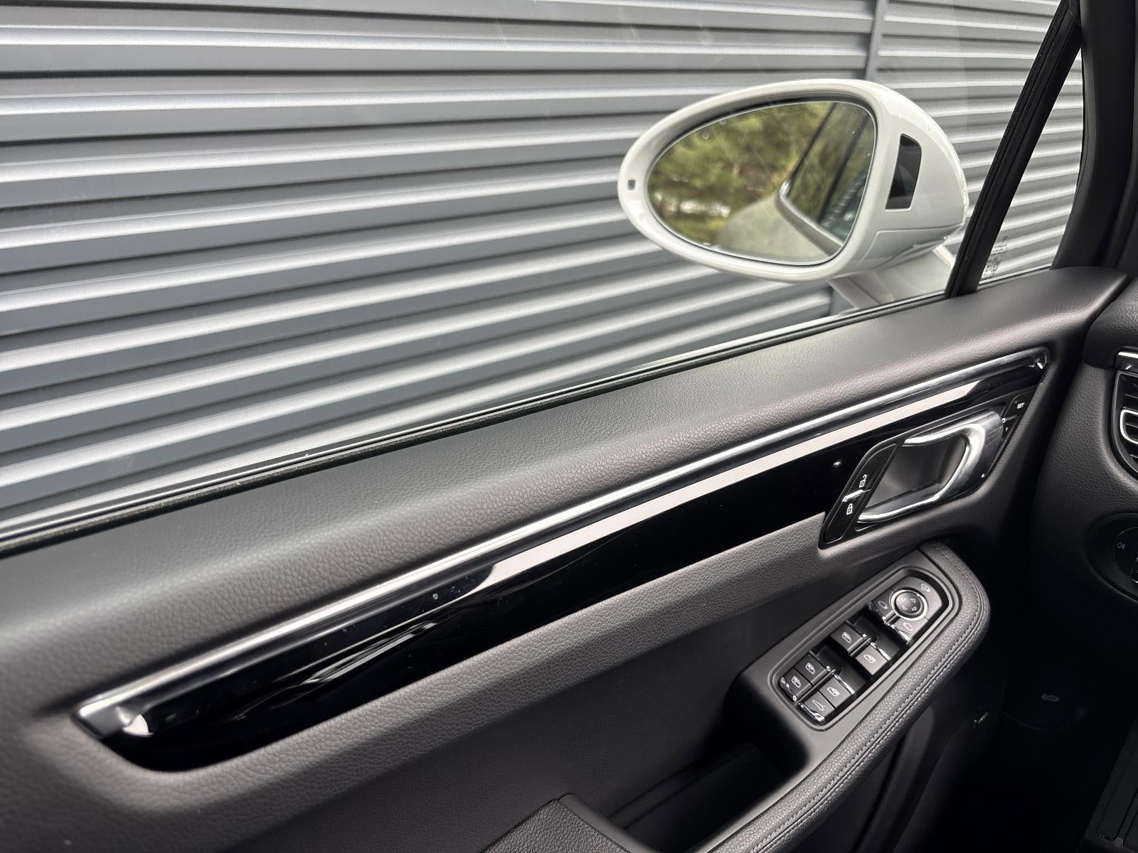 2025 Porsche Macan AWD