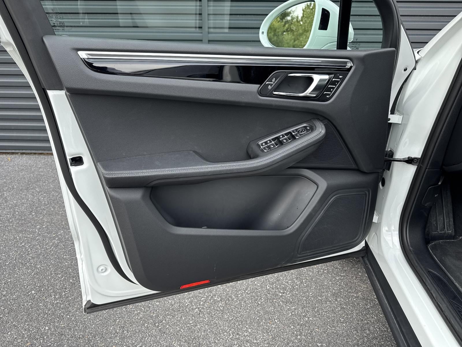 2025 Porsche Macan AWD