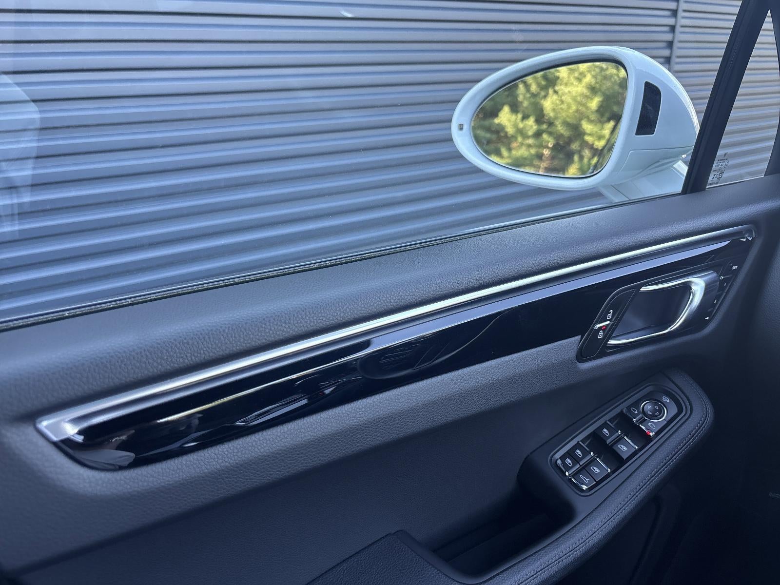 2025 Porsche Macan AWD