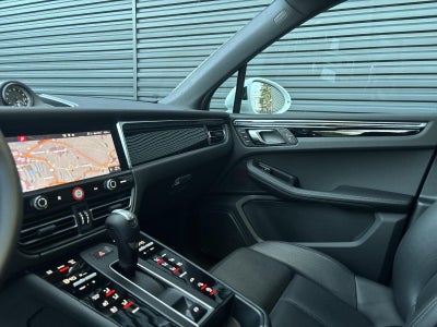 2025 Porsche Macan AWD