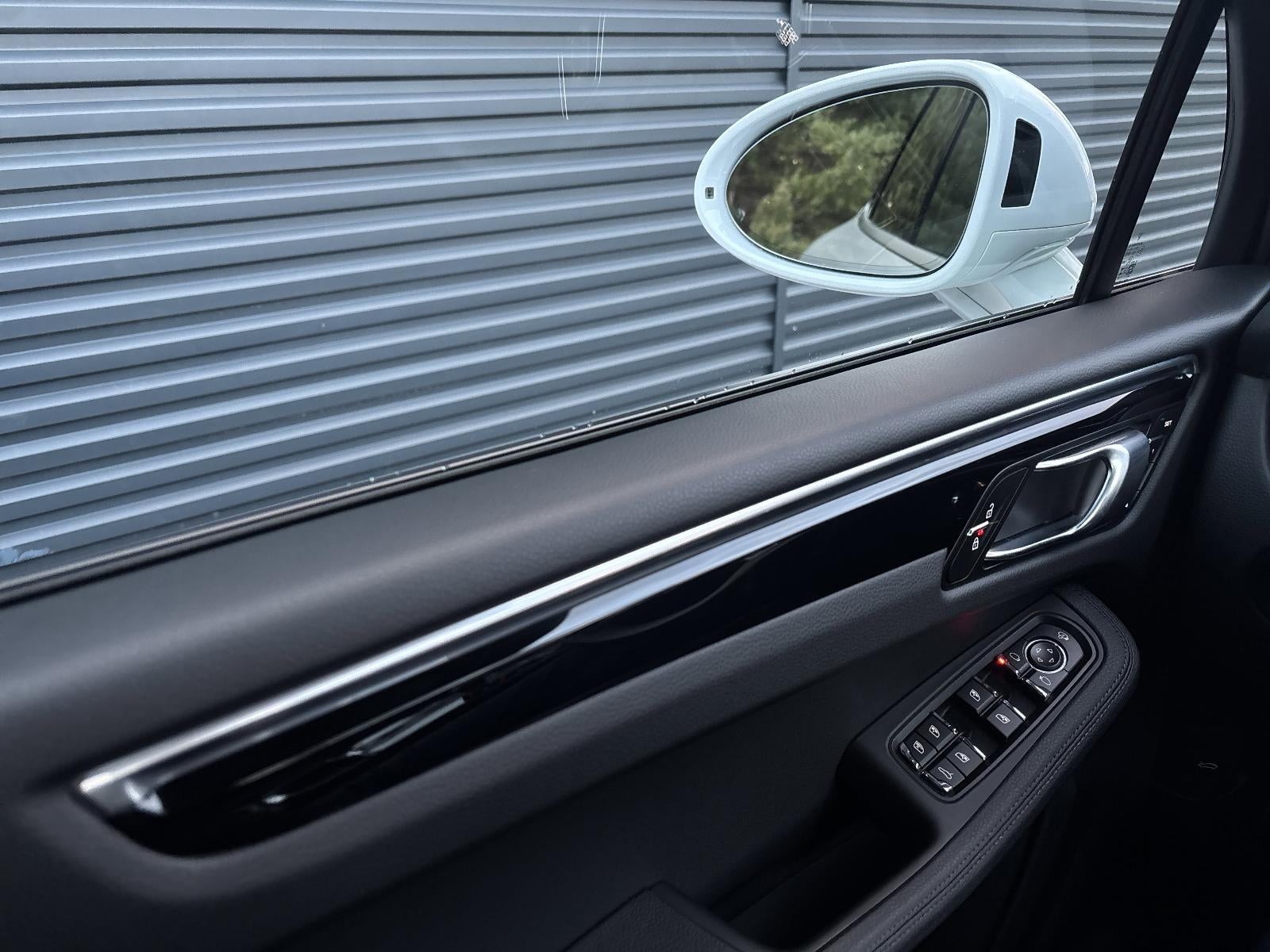 2025 Porsche Macan AWD