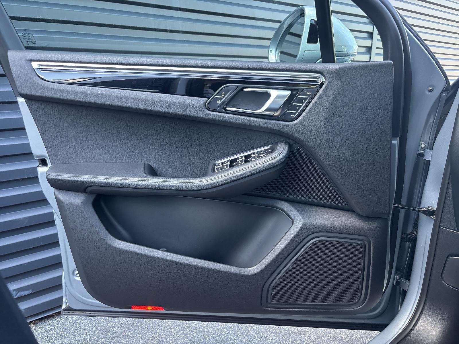 2025 Porsche Macan AWD